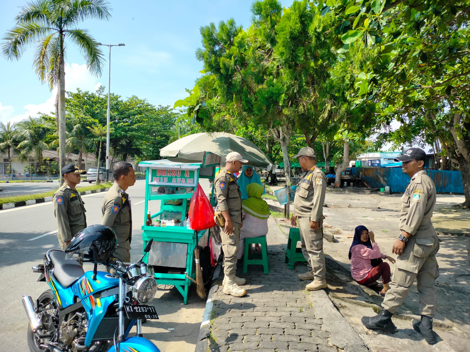 Monitoring, Pengawasan dan Penindakan PKL yang Berjualan di Badan Jalan, Trotoar ataupun fasilitas Publik Monitoring, Pengawasan dan Penindakan PKL yang Berjualan di Badan Jalan, Trotoar ataupun fasilitas Publik