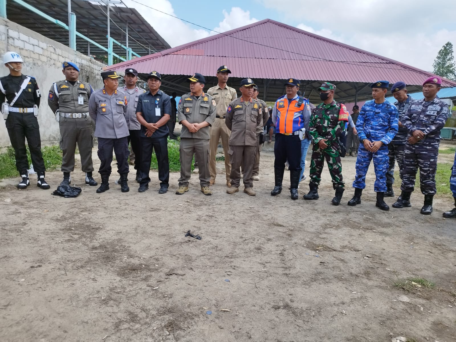 PEMBONGKARAN DAN PENGHENTIAN JUDI DAN SABUNG AYAM DI RT.94 KELURAHAN MANGGAR KECAMATAN BALIKPAPAN TIMUR PEMBONGKARAN DAN PENGHENTIAN JUDI DAN SABUNG AYAM DI RT.94 KELURAHAN MANGGAR KECAMATAN BALIKPAPAN TIMUR
