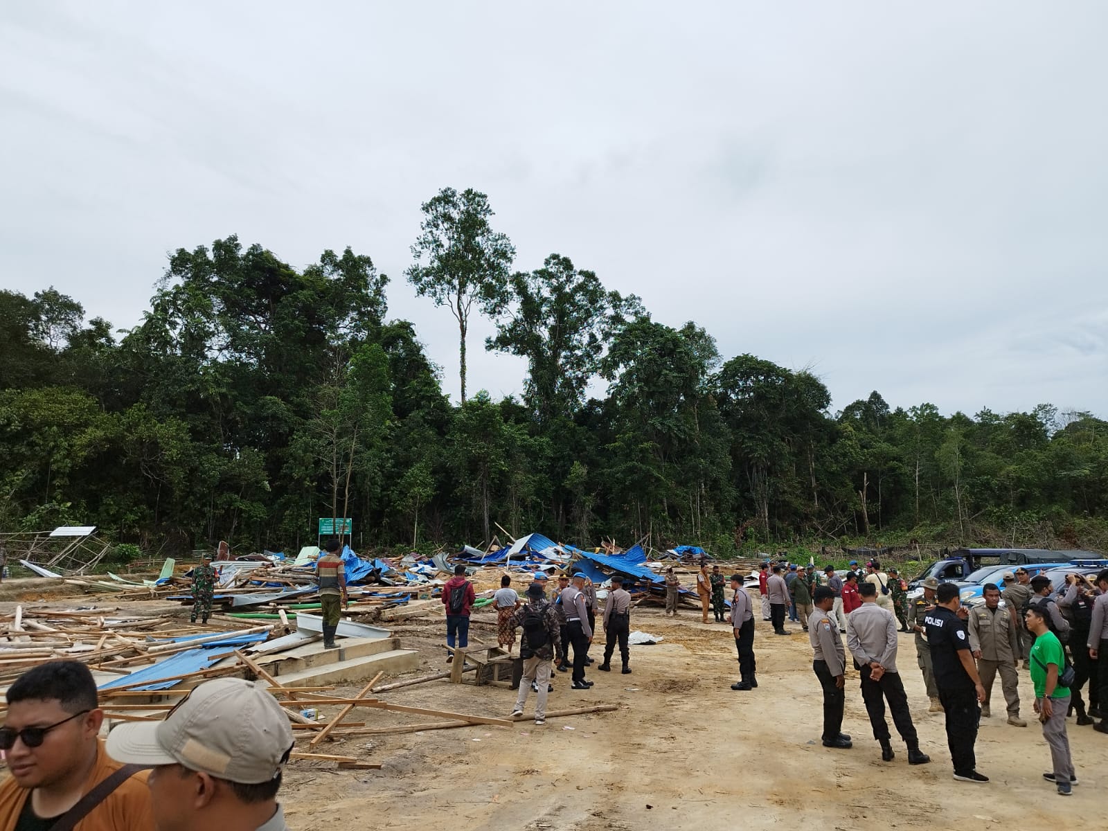 Pembongkaran Tempat Judi dan Sabung Ayam di JL. Pulau Balang Km. 13 Pembongkaran Tempat Judi dan Sabung Ayam di JL. Pulau Balang Km. 13